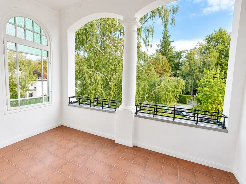 Beletage in Gründerzeitvilla mit großer Loggia und Blick ins Grüne — photo 1